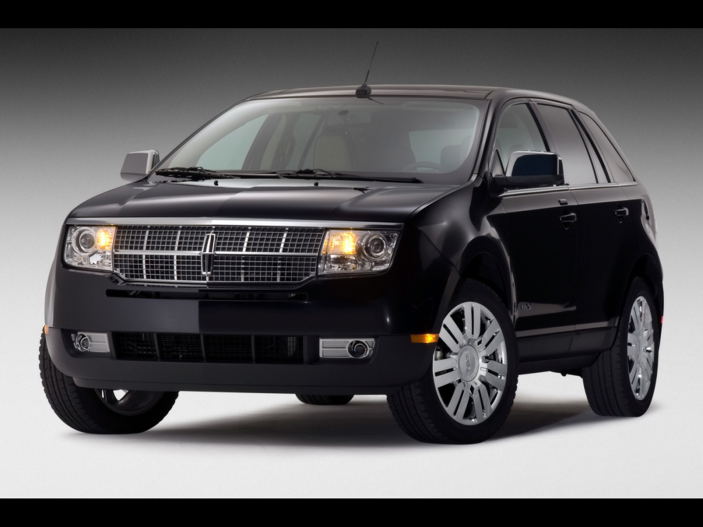 Черный Lincoln 2008 года