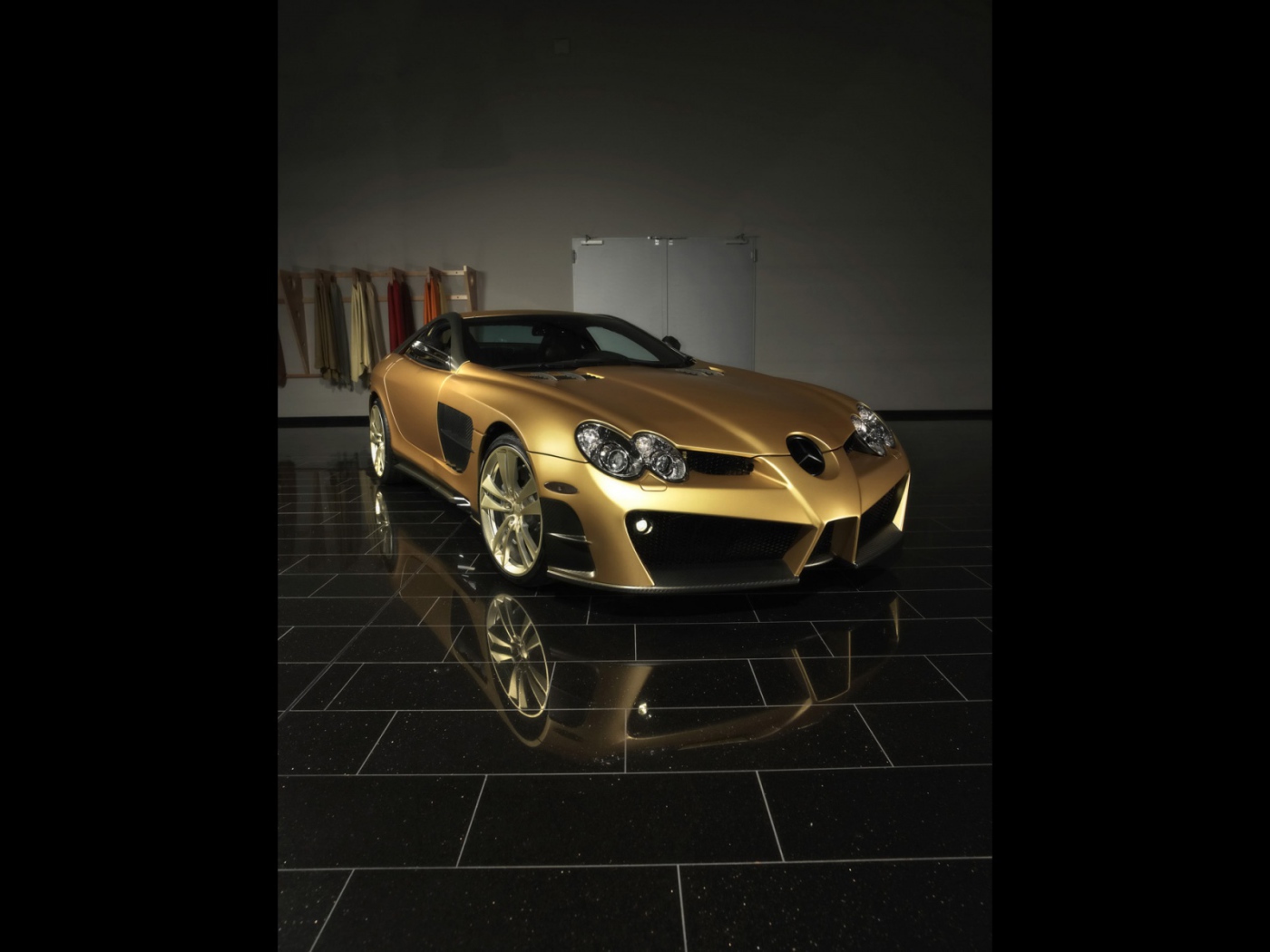 Золотистый Mercedes SLR