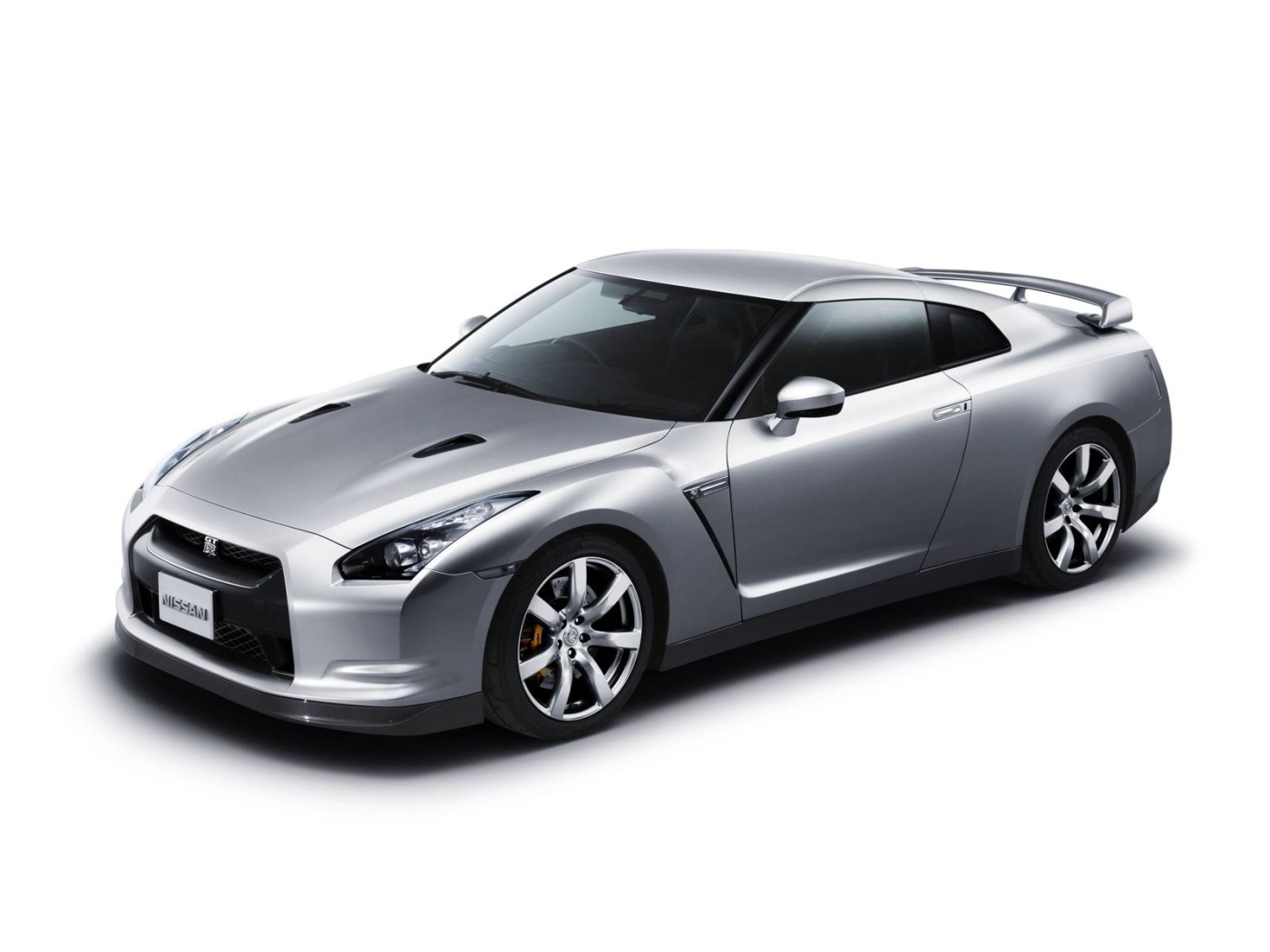 Серебристый Nissan GT