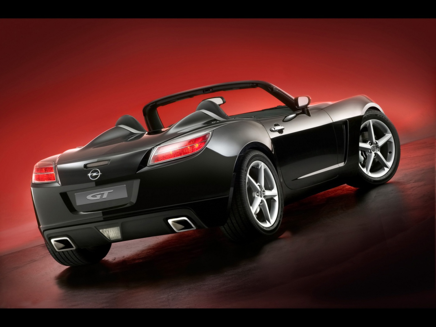 Opel GT вид справа