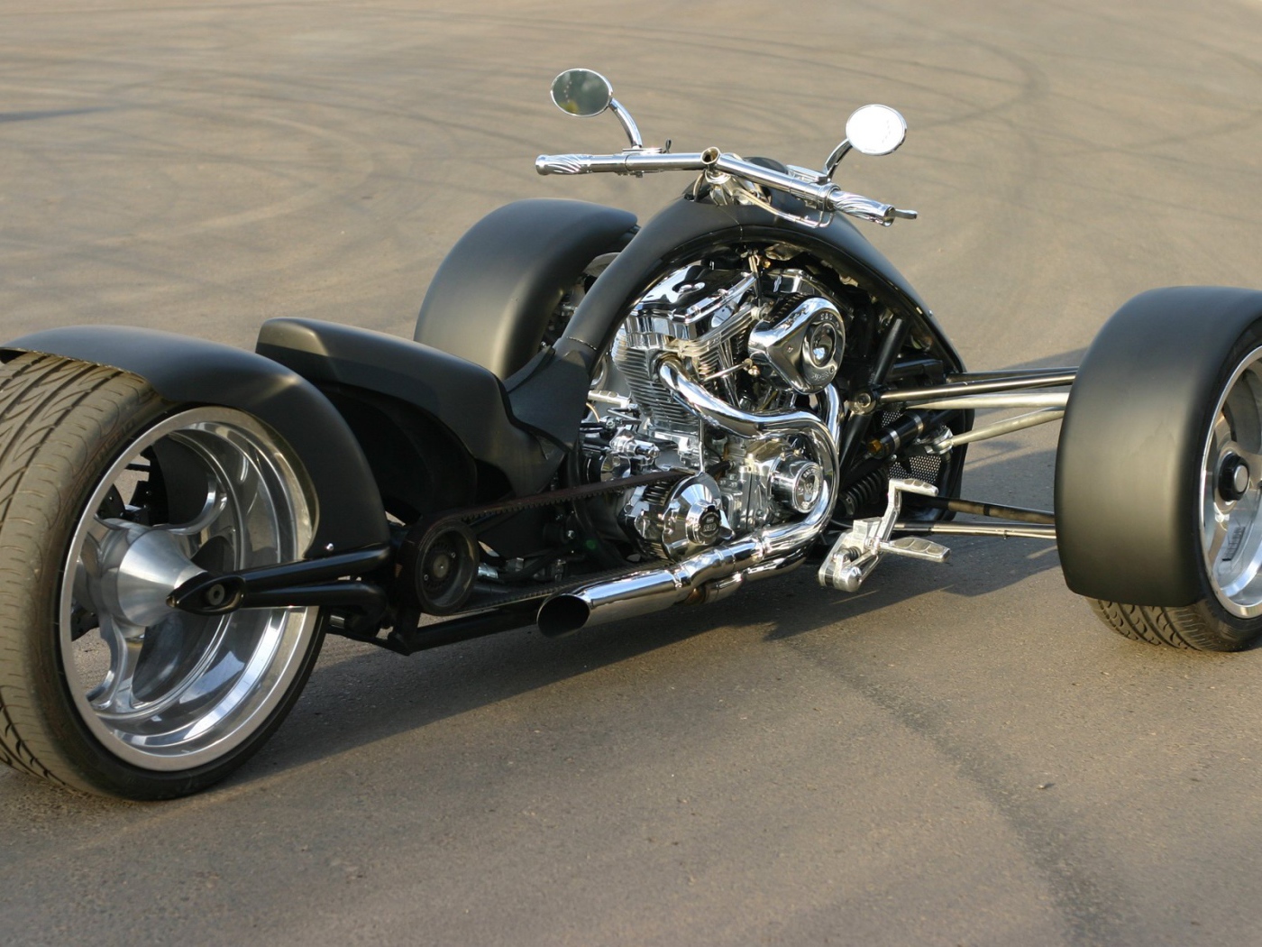 Черный трицикл