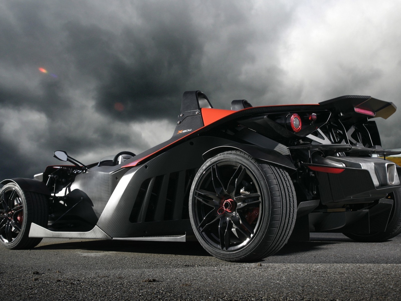 Мощный красивый автомобиль Thunder