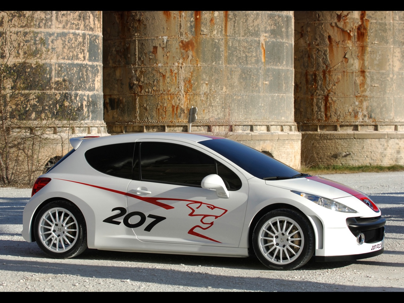 Белый Peugeot 207