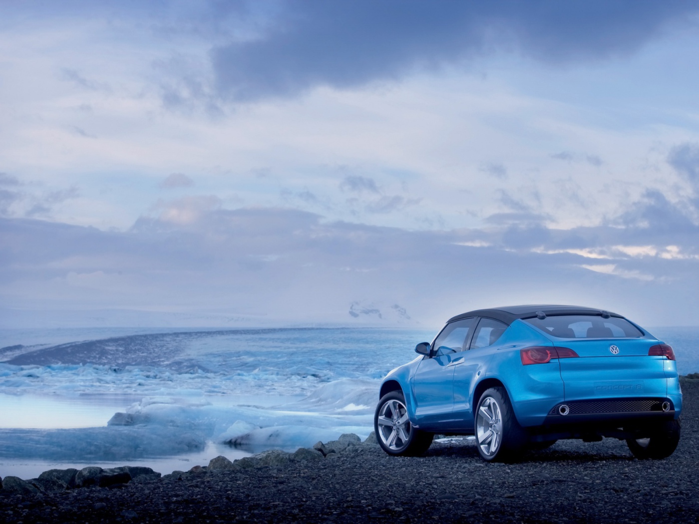 Автомобиль Volkswagen у моря