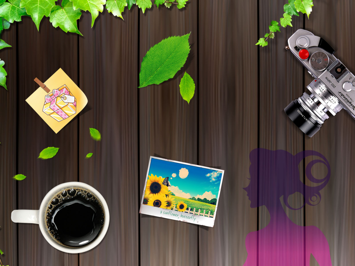 Фотоаппарат на рабочем столе