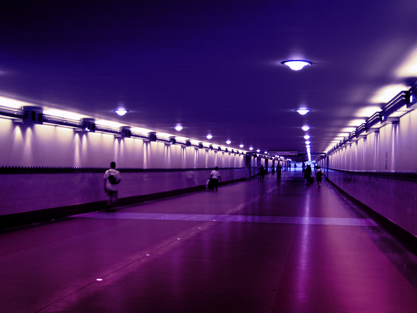 Перед следующей остановкой в метро