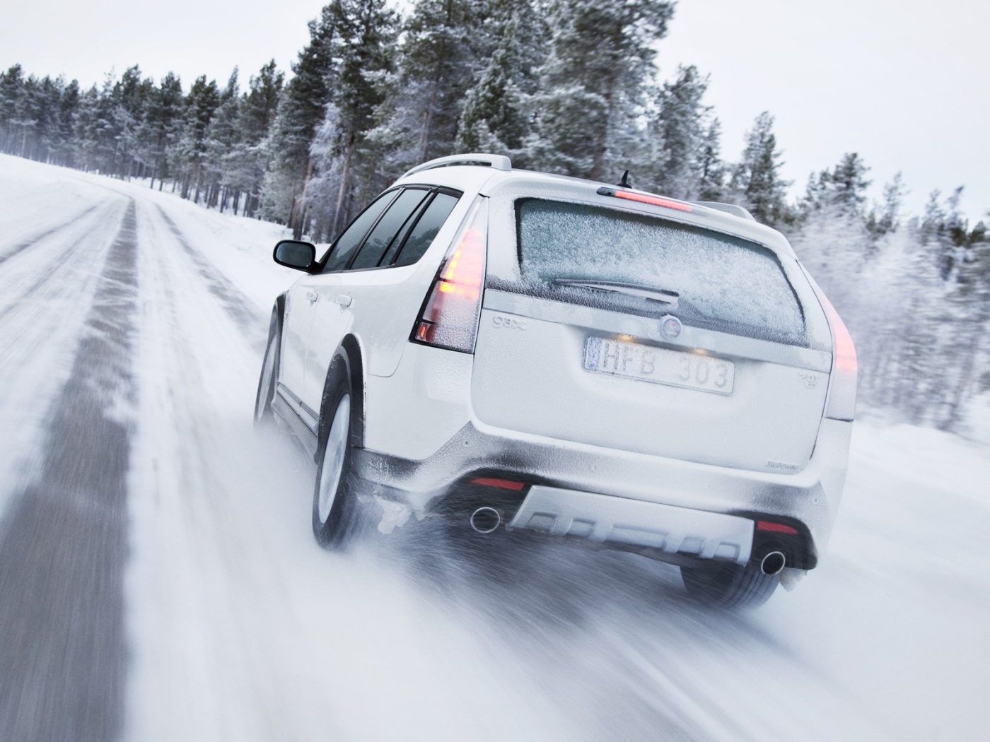 На заснеженной дороге