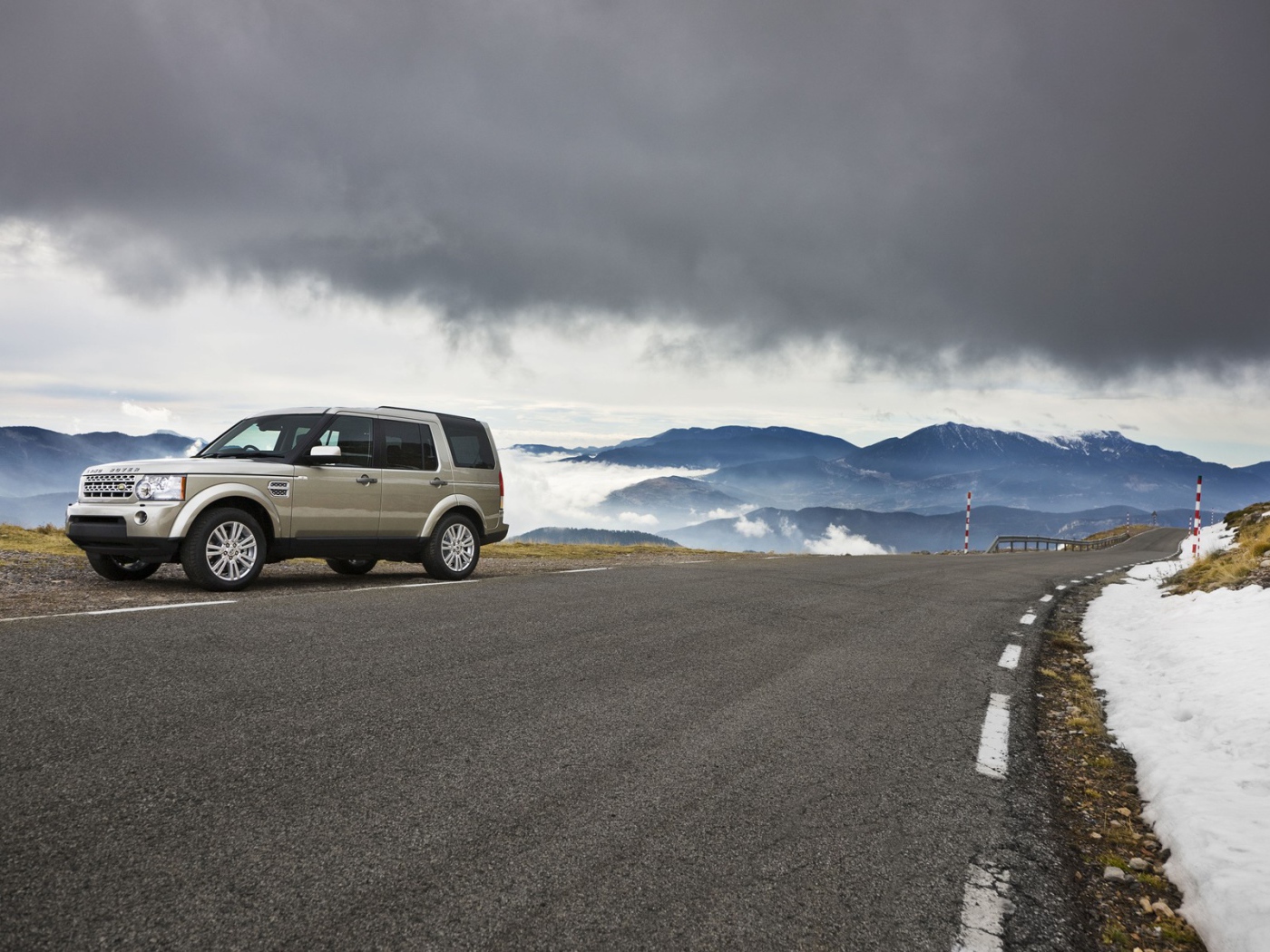 Rover на горной дороге