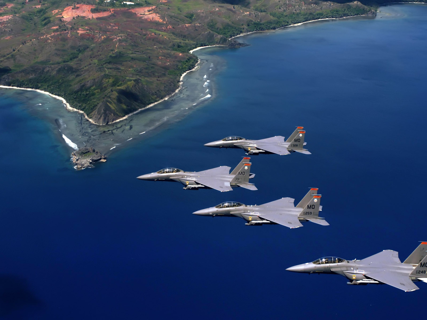 Военная авиация / полет над береговой линией