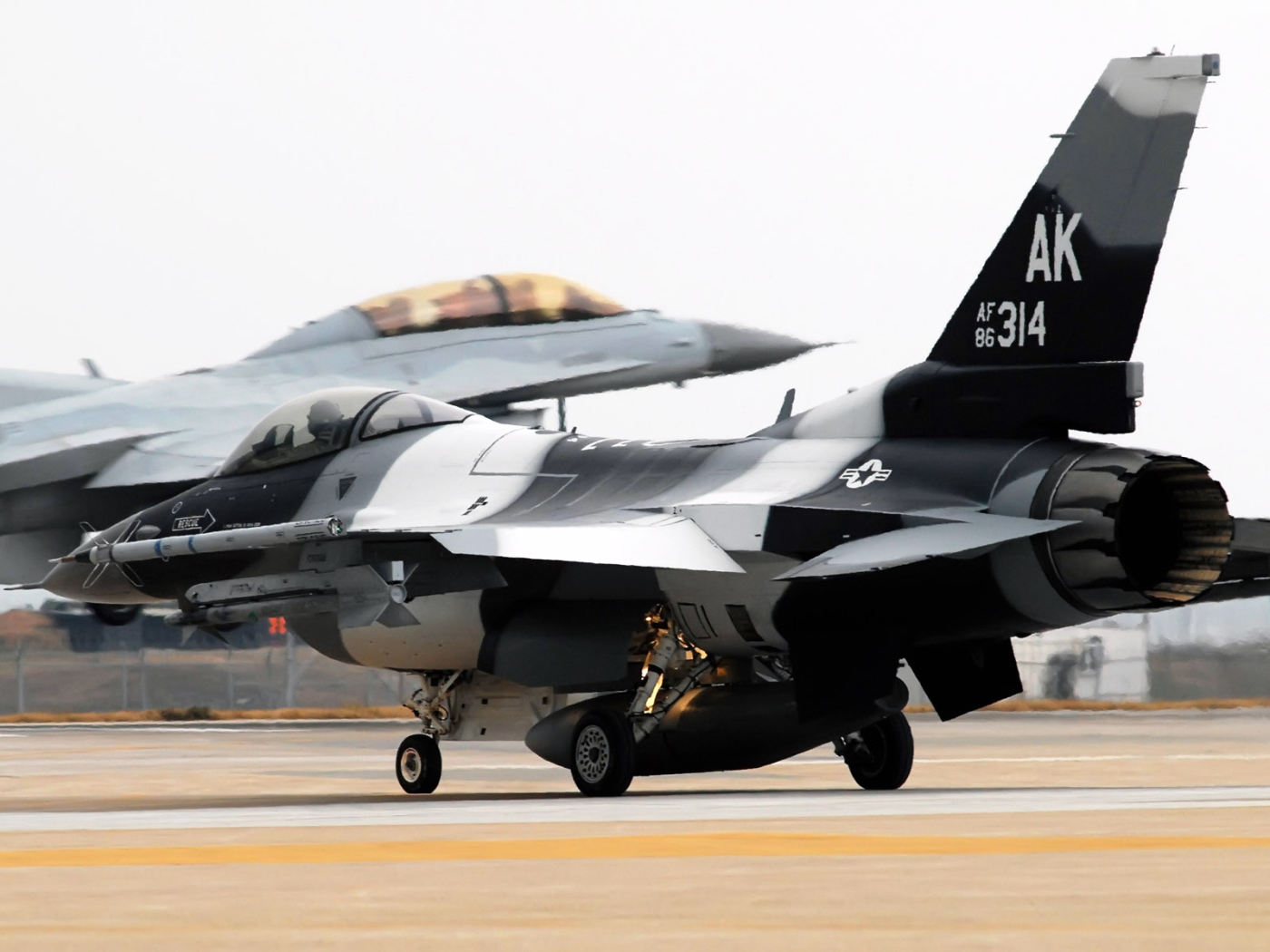 Военная авиация / полосатый истребитель