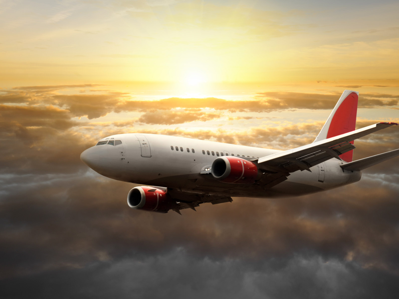 Самолет в небе над облаками