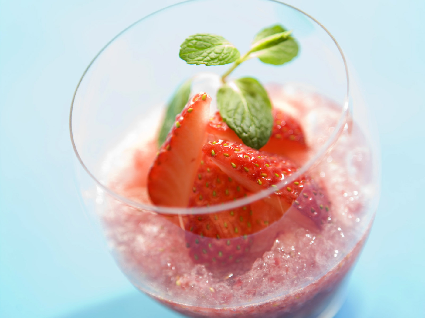 Мороженое с клубникой