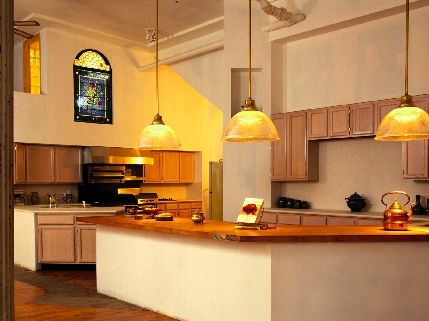 Большая светлая кухня