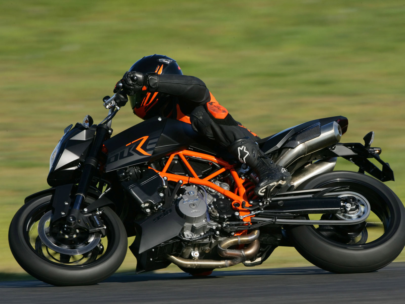 На огромной скорости