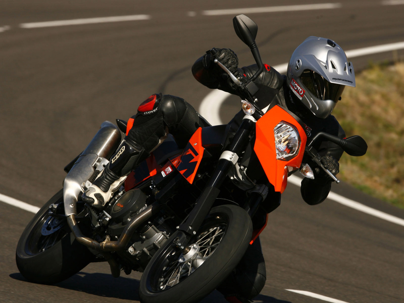 Черный спортивный мопед