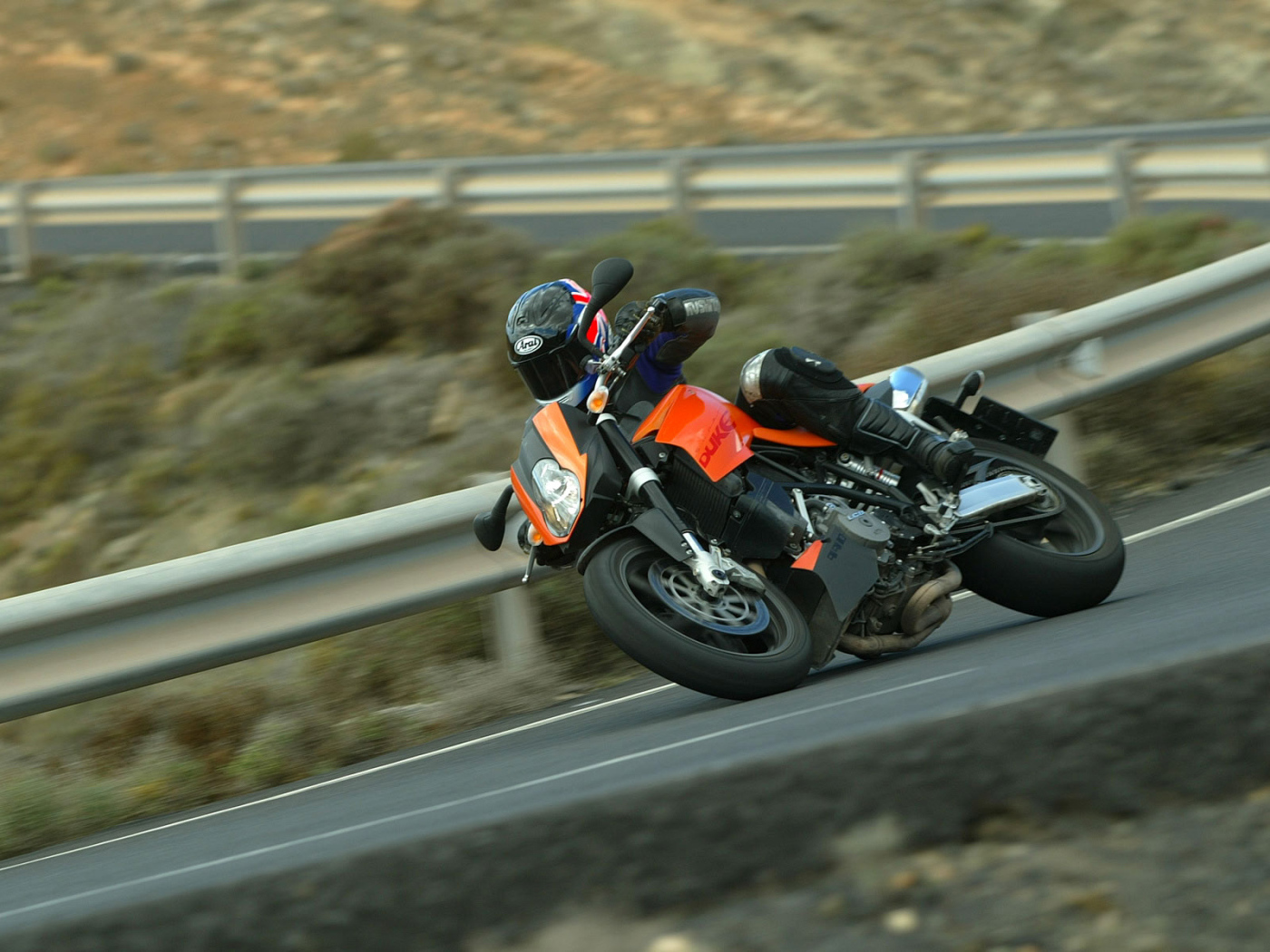 Спортивный байк на дороге