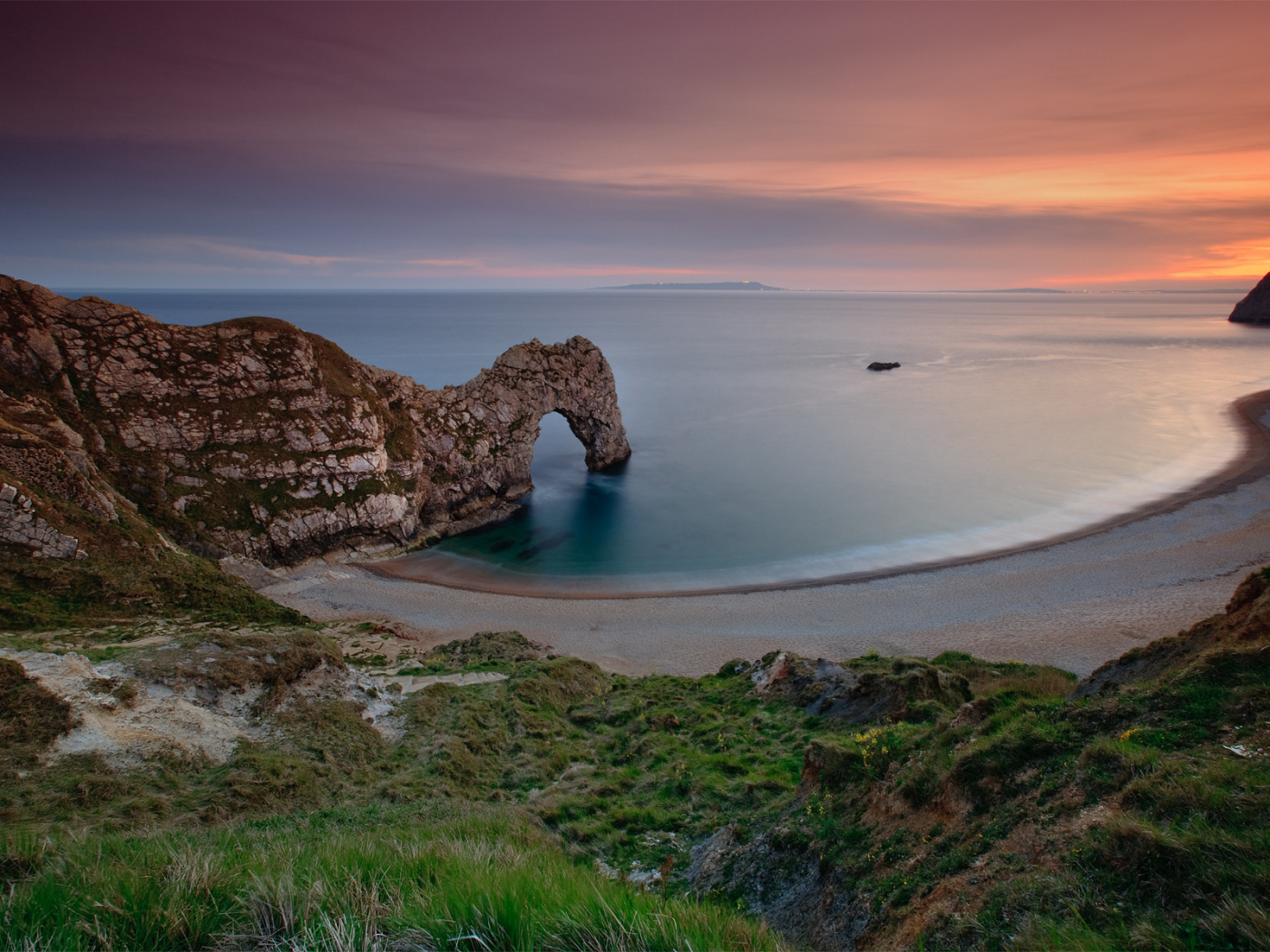 Каменная арка на пляже