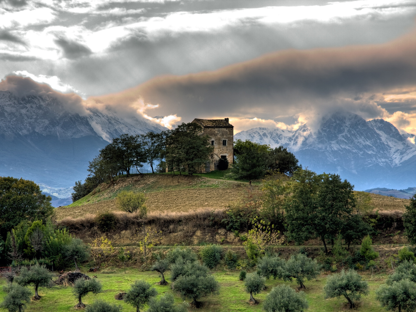Дом среди высоких гор