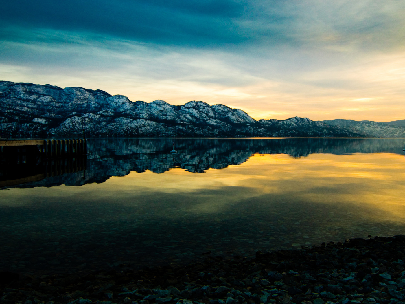 Заснеженные горы у озера