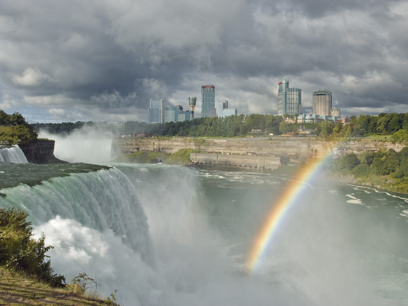 Радуга у водопада
