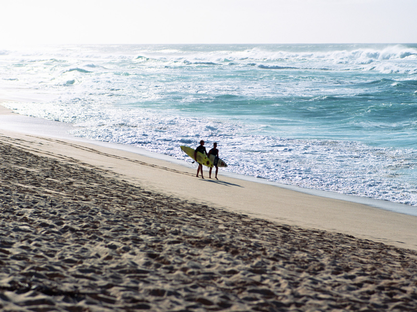 Серферы на пляже