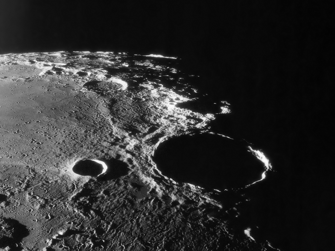 Лунная поверхность