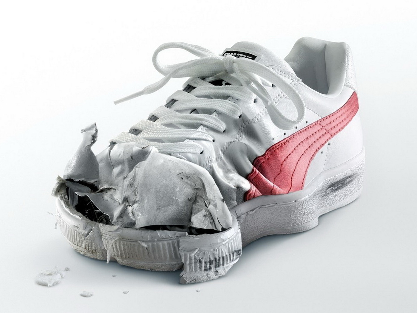 Рваный белый кед