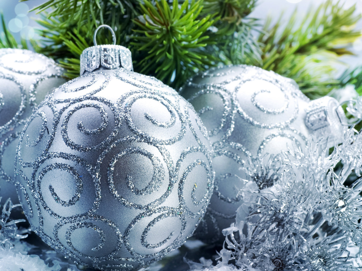 Серебристые шары