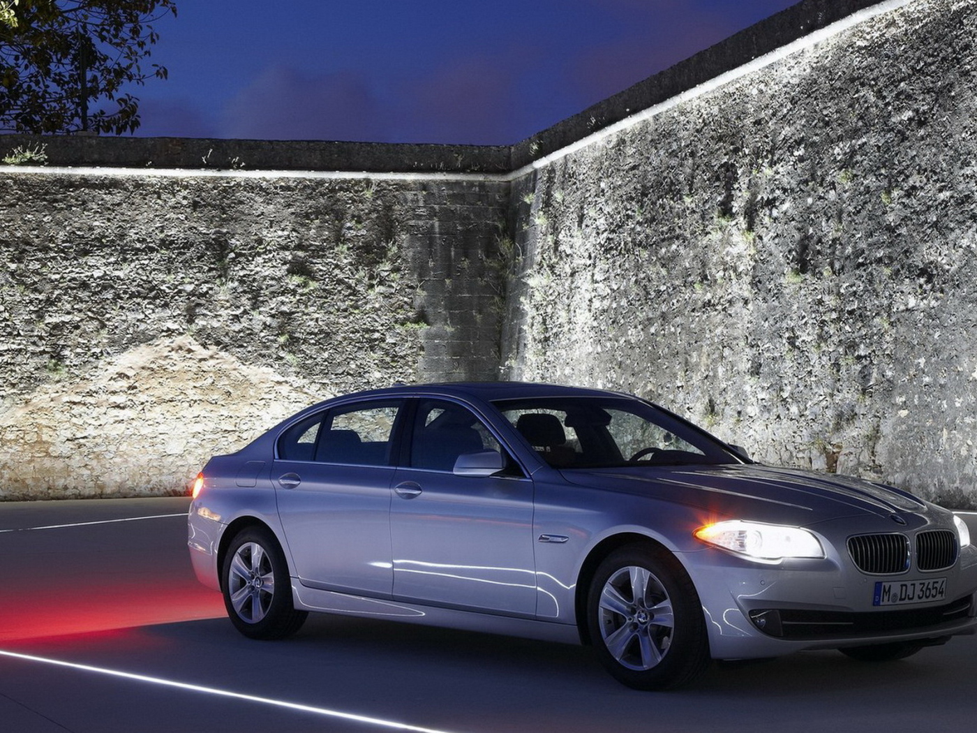 БМВ 5 серии окруженный стеной