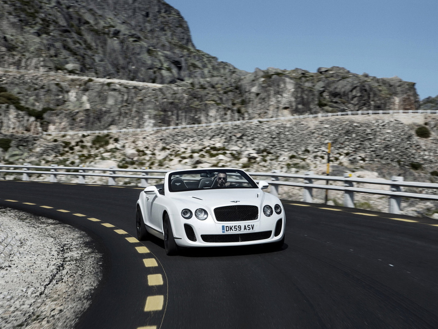 Бентли Континенталь СуперСпорт в движении по горной дороге