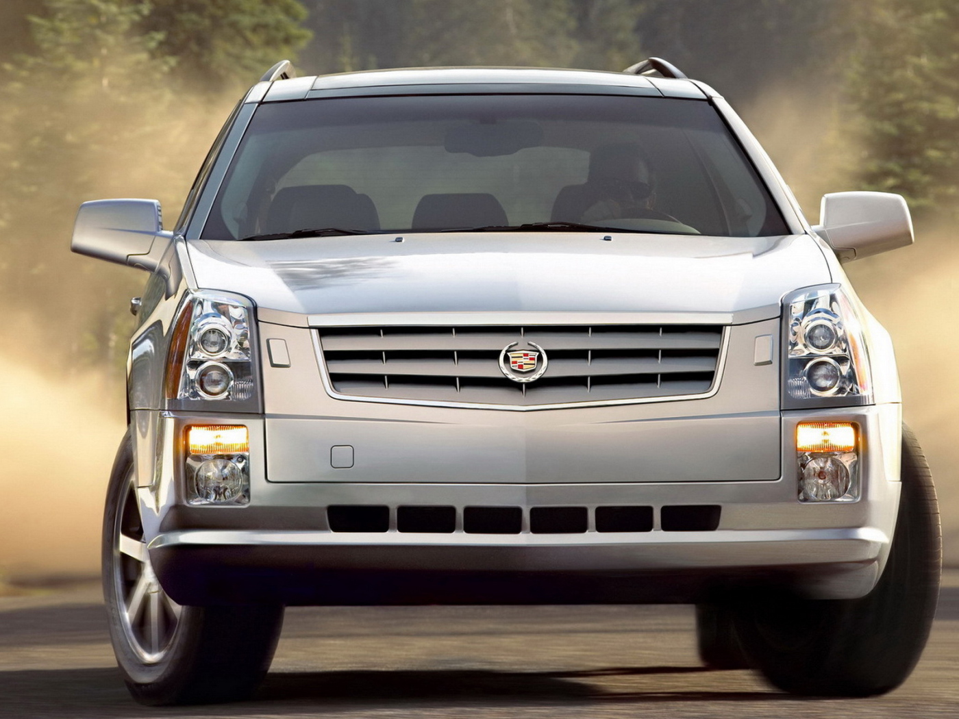 Кадиллак СРХ в лесном массиве