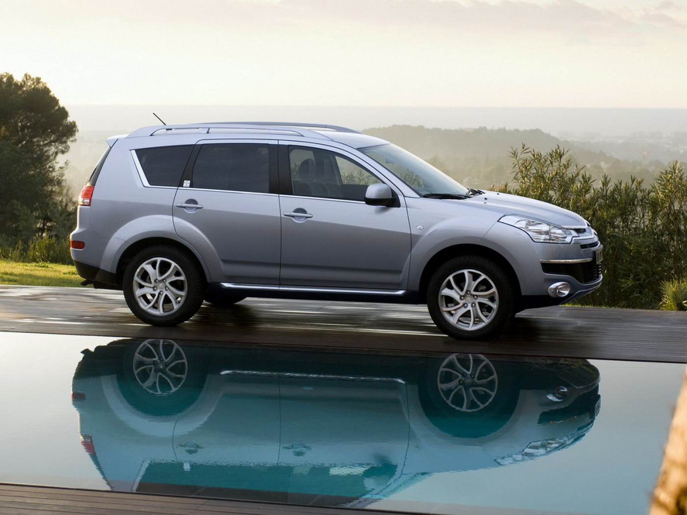 Ситроен С Кроссер возле бассейна