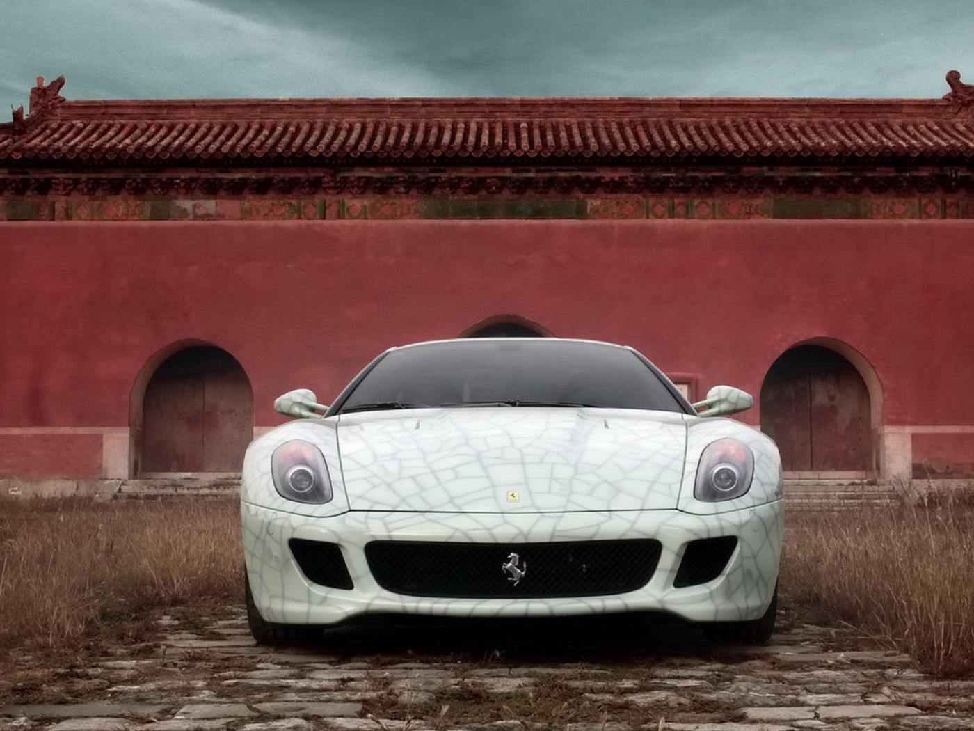 Феррари 599 Китай возле стены