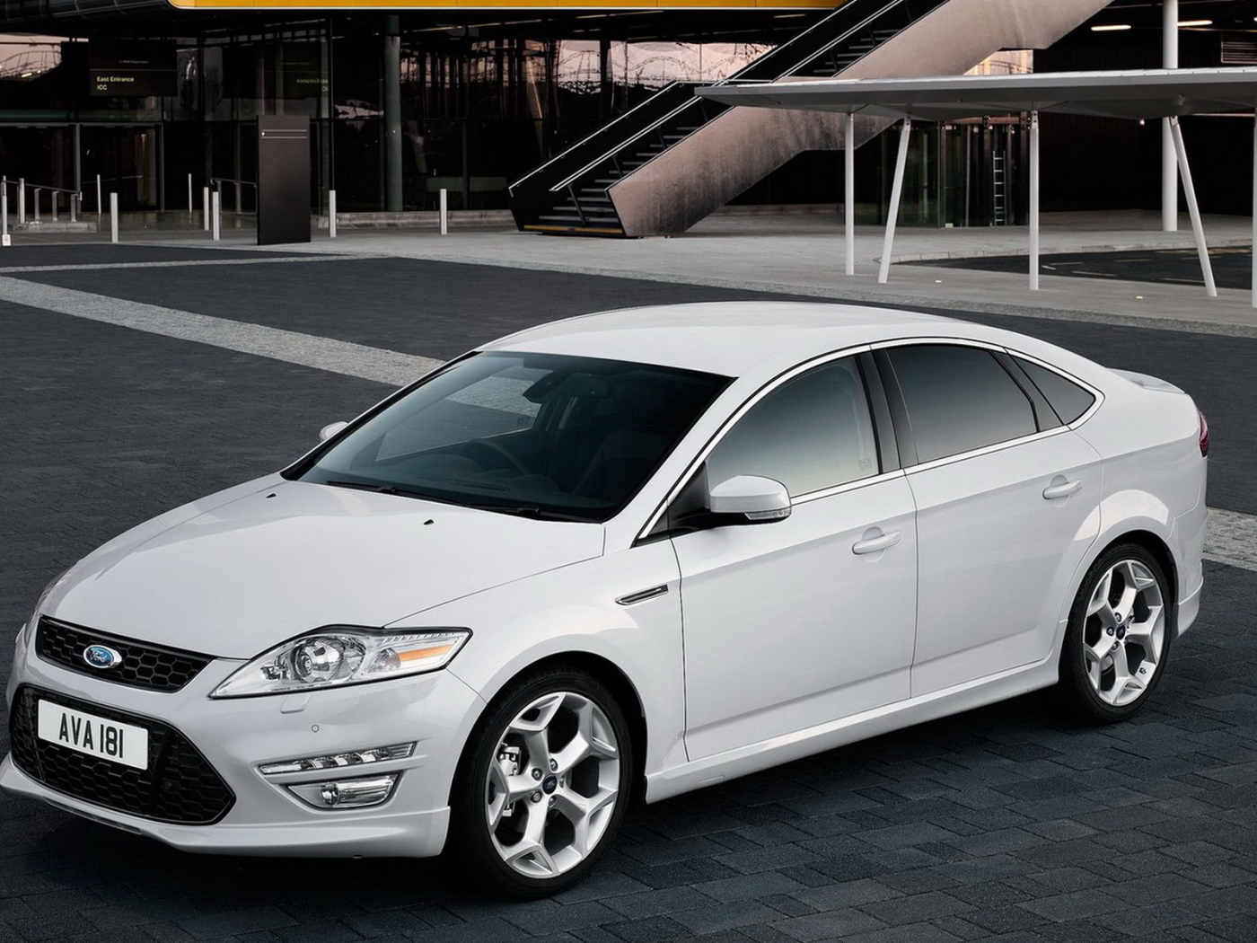 Белый Форд Мондео 2011