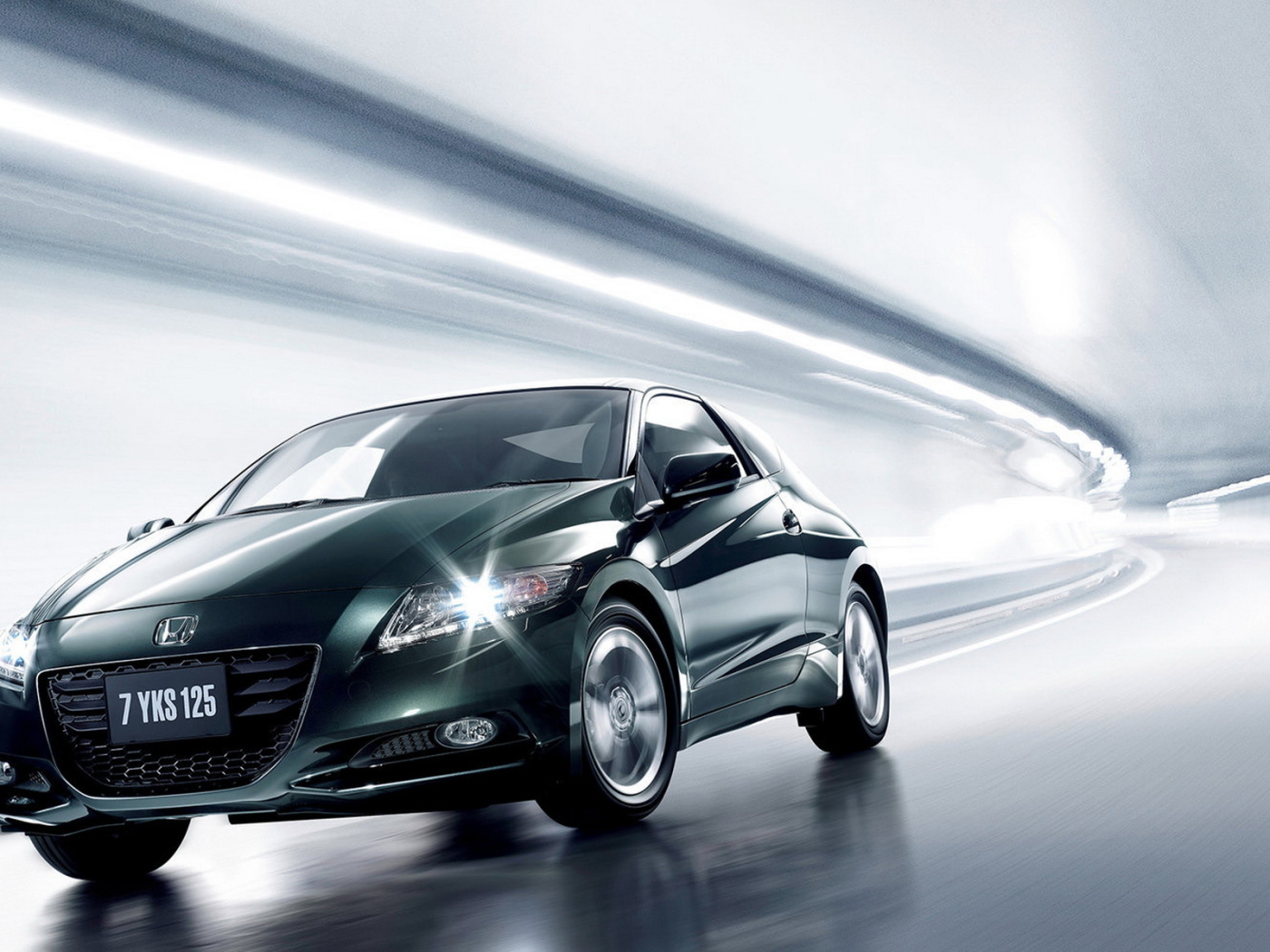 Honda CR-Z в туннеле