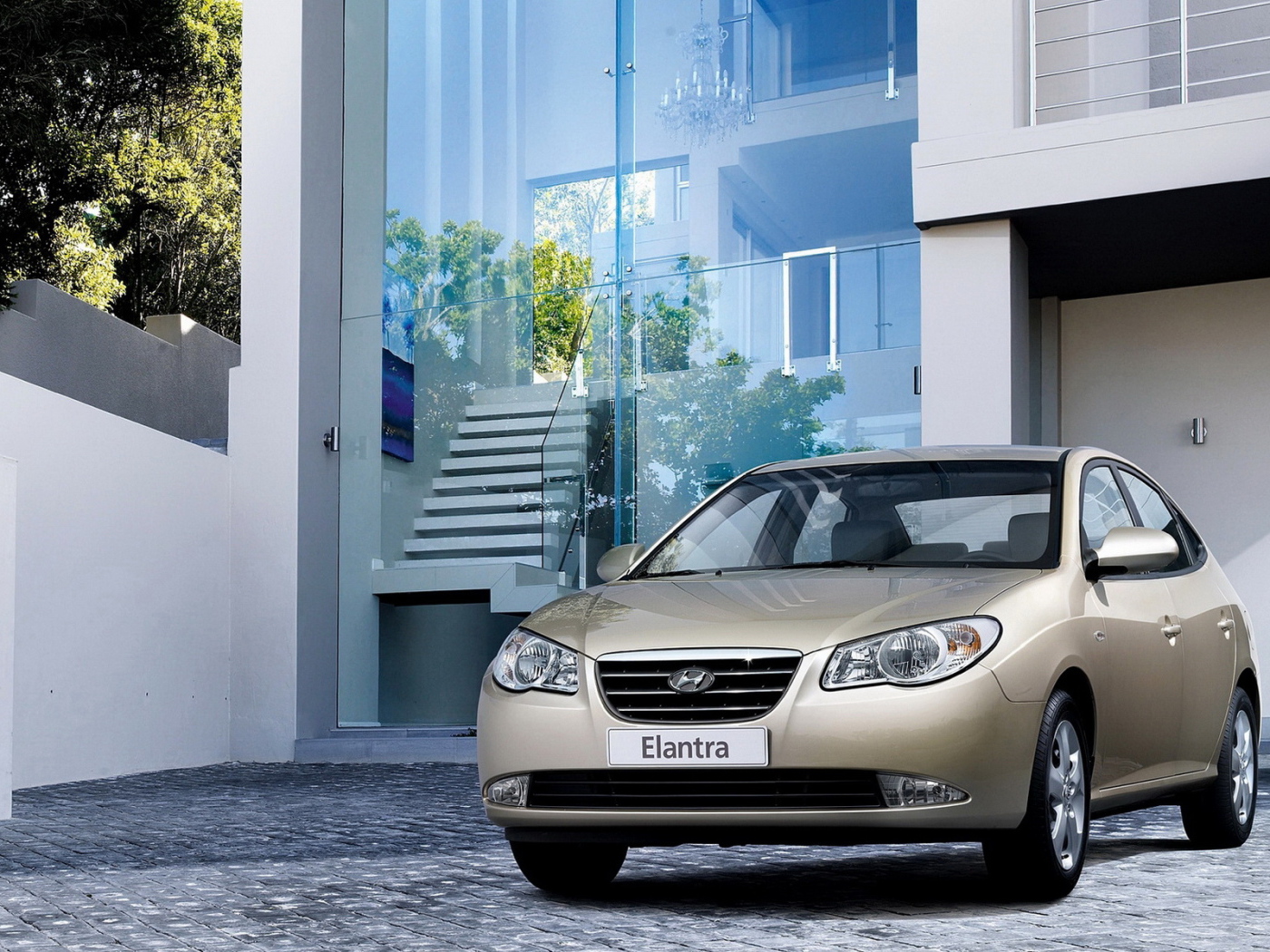 Хендай Элантра во дворе
