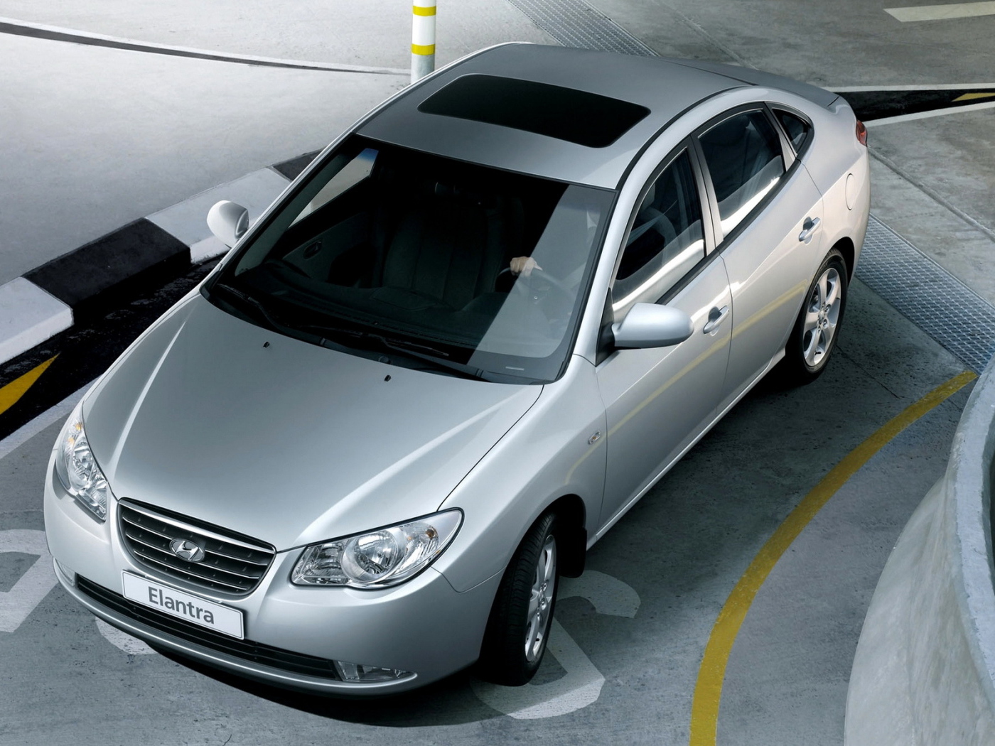 Хендай Элантра выезжая из паркинга