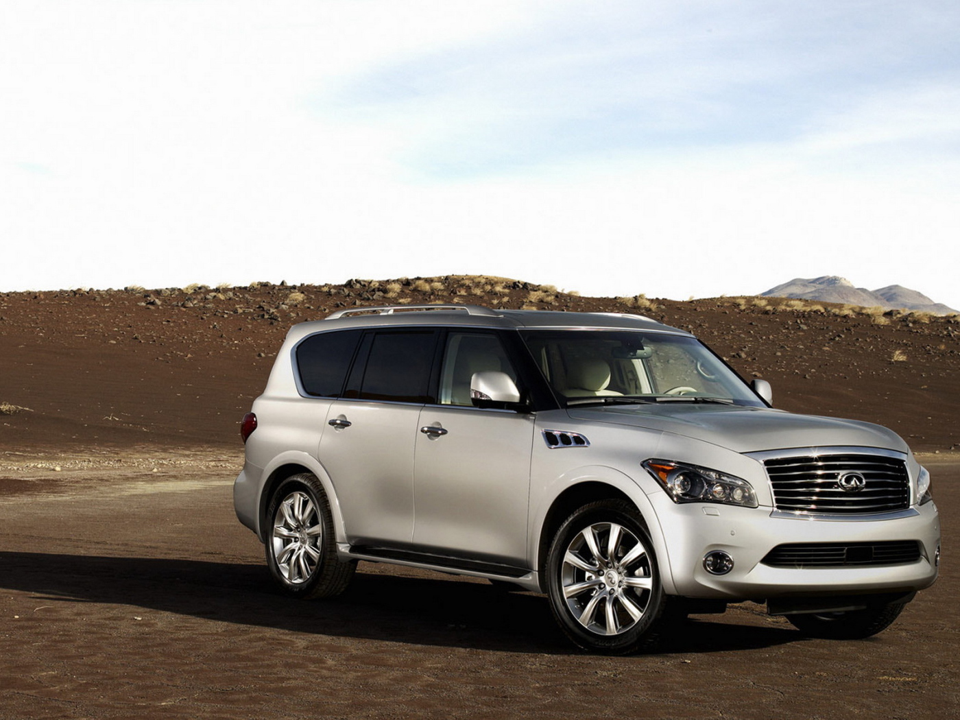 Инфинити QX в пустыне
