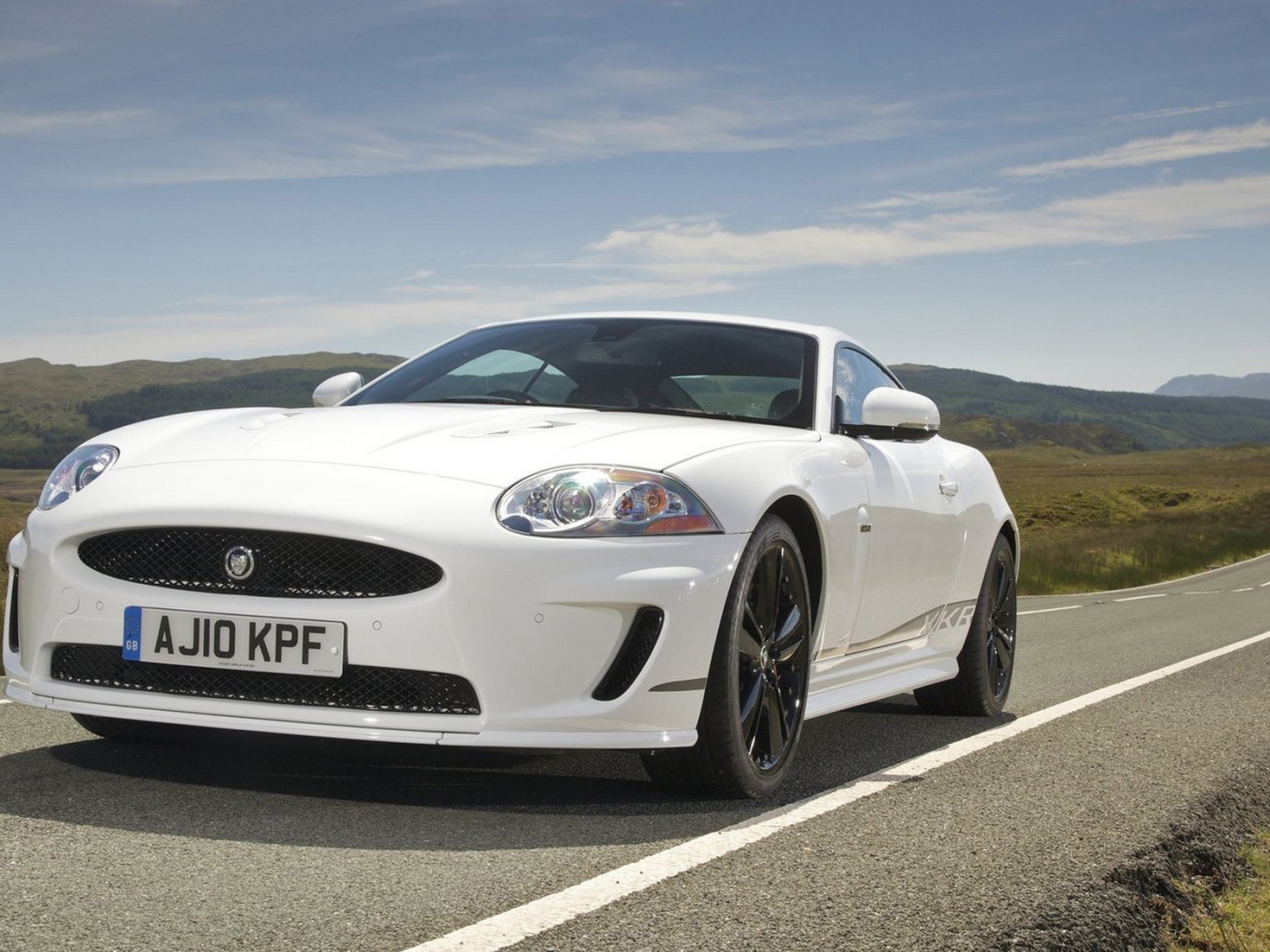 Новый Ягуар-XKR в движении