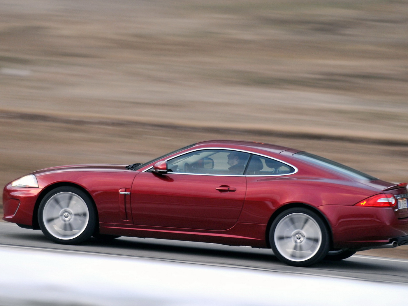 Ягуар XK в движении