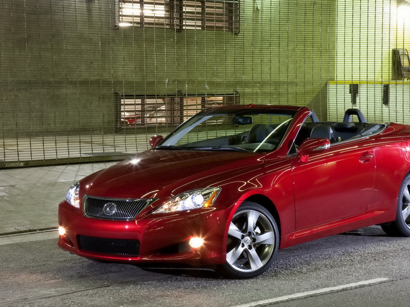 Лексус IS-350C в красном цвете