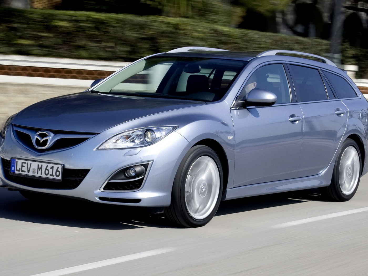 Мазда 6 универсал в движении