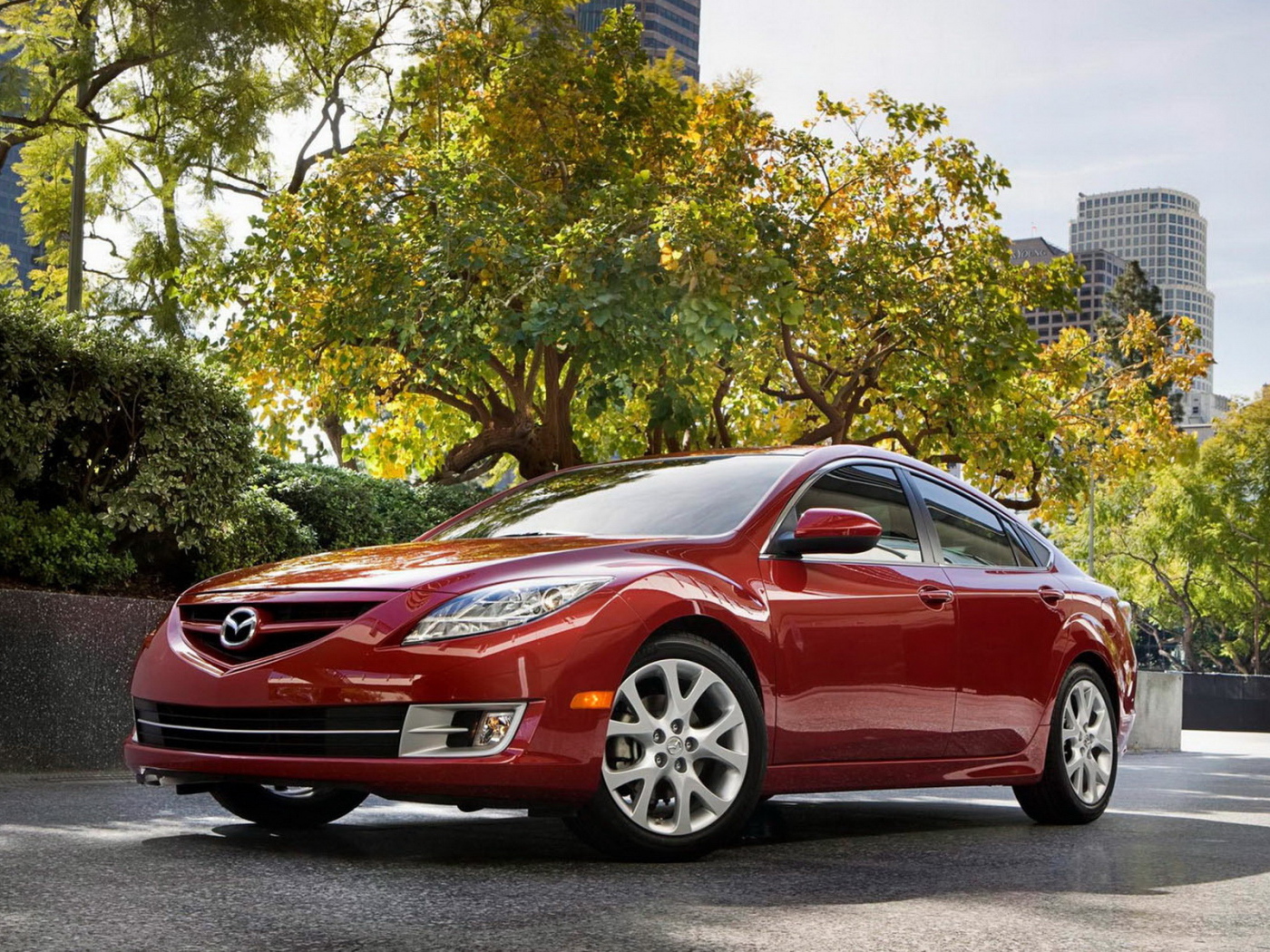Мазда 6 в городском парке