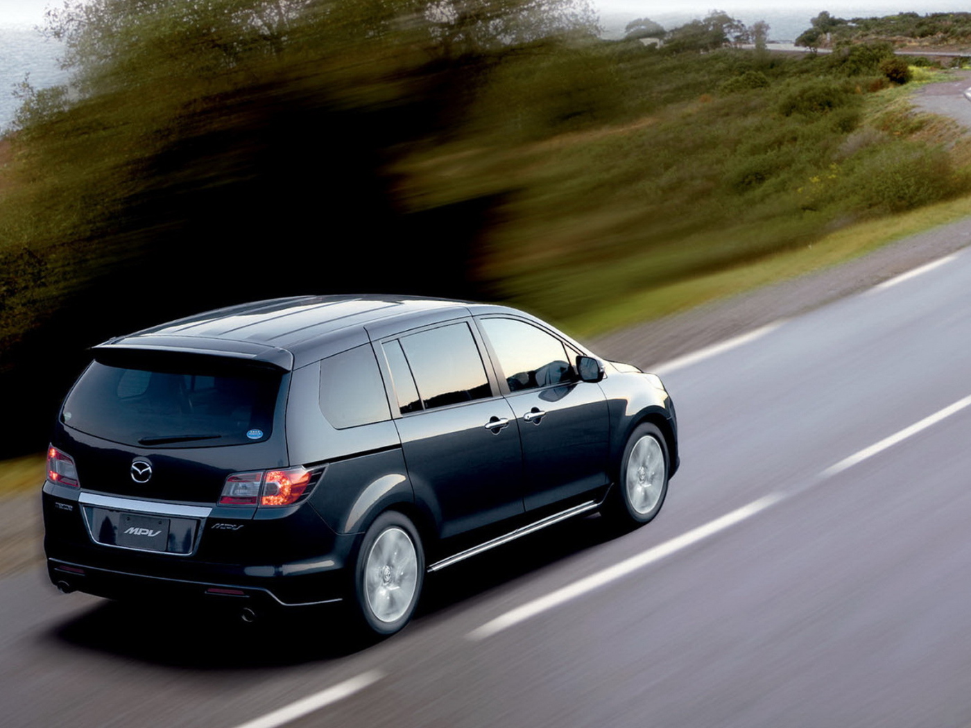Мазда MПВ движение вперед
