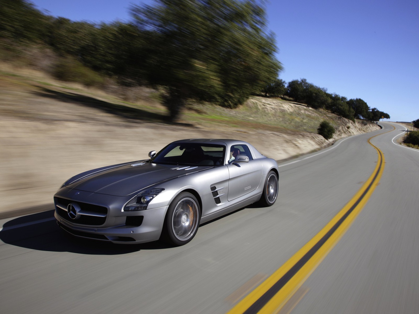 Серый Мерседес на дороге