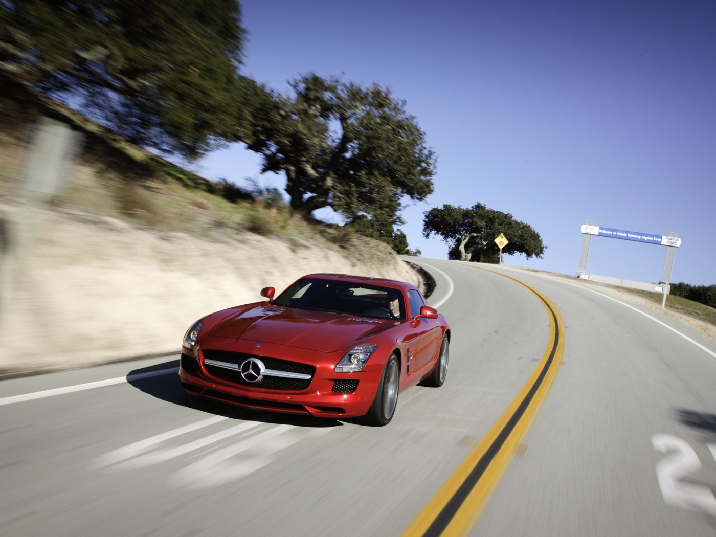 Красный Мерседес на дороге