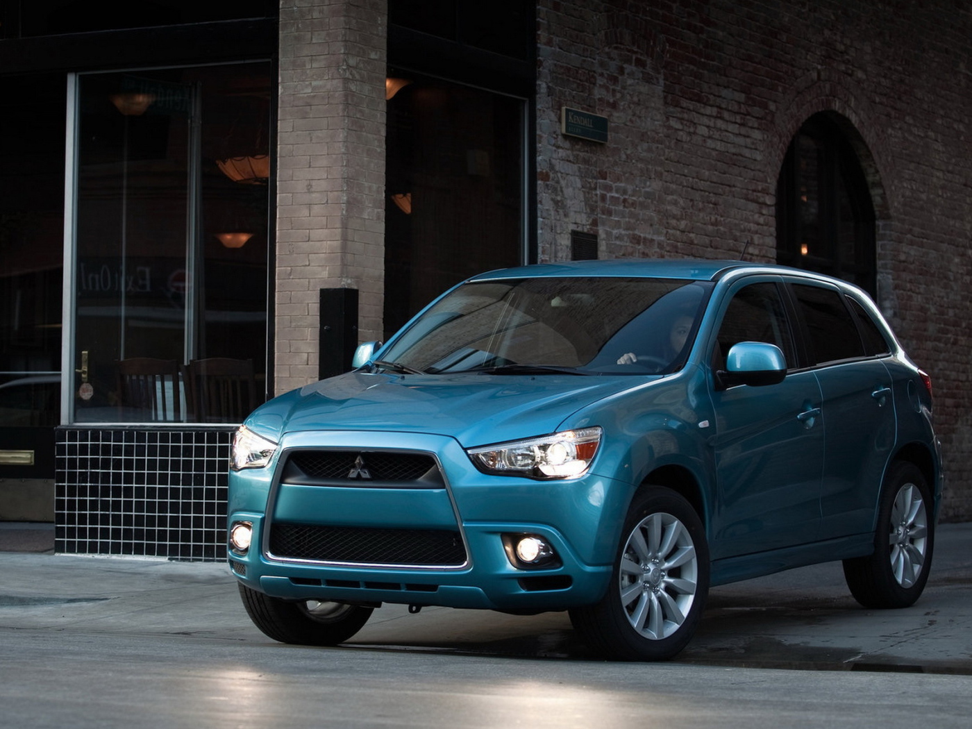 Митсубиши CUV выезжая на улицу