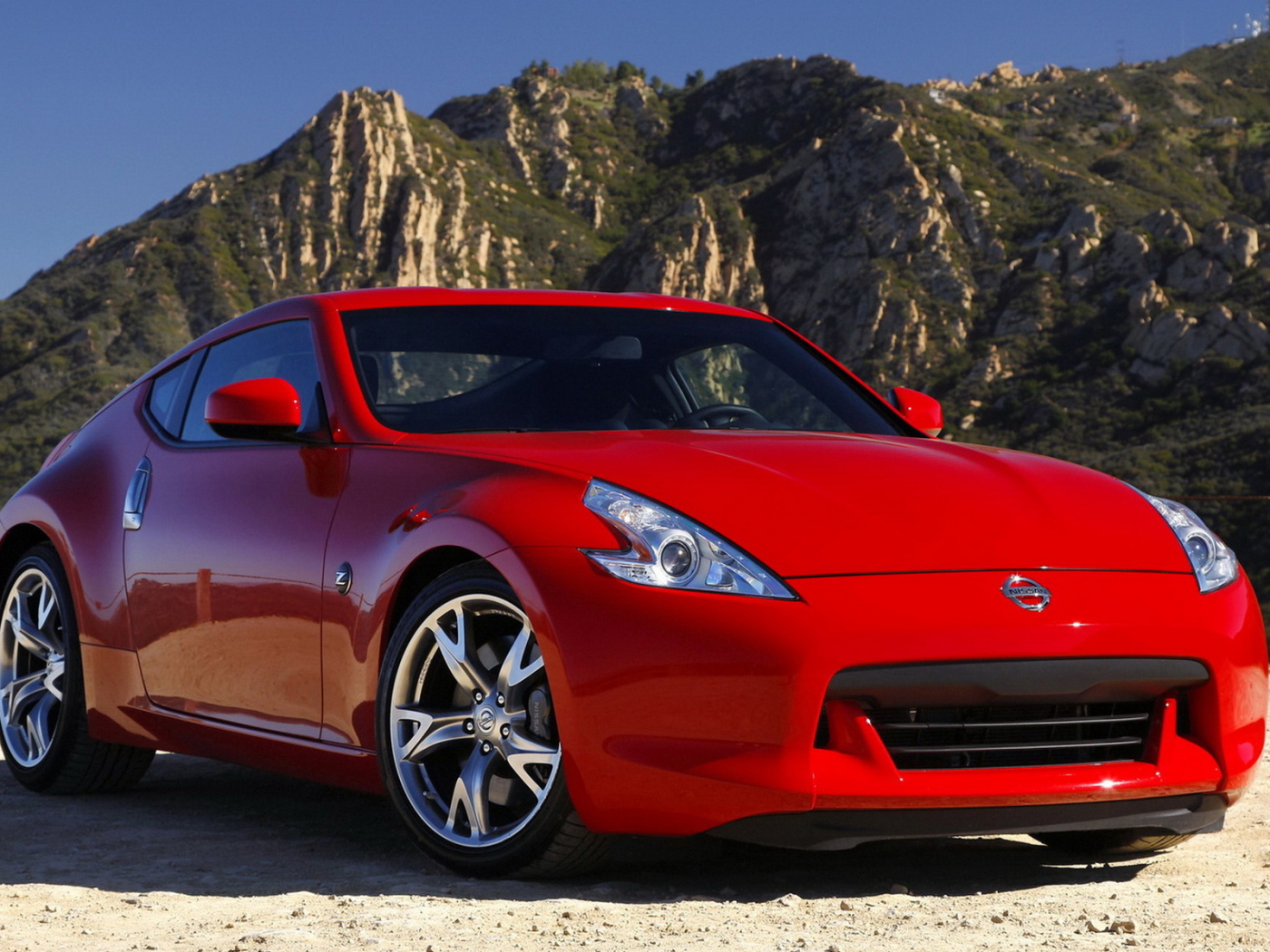 Ниссан 370z в красном кузове