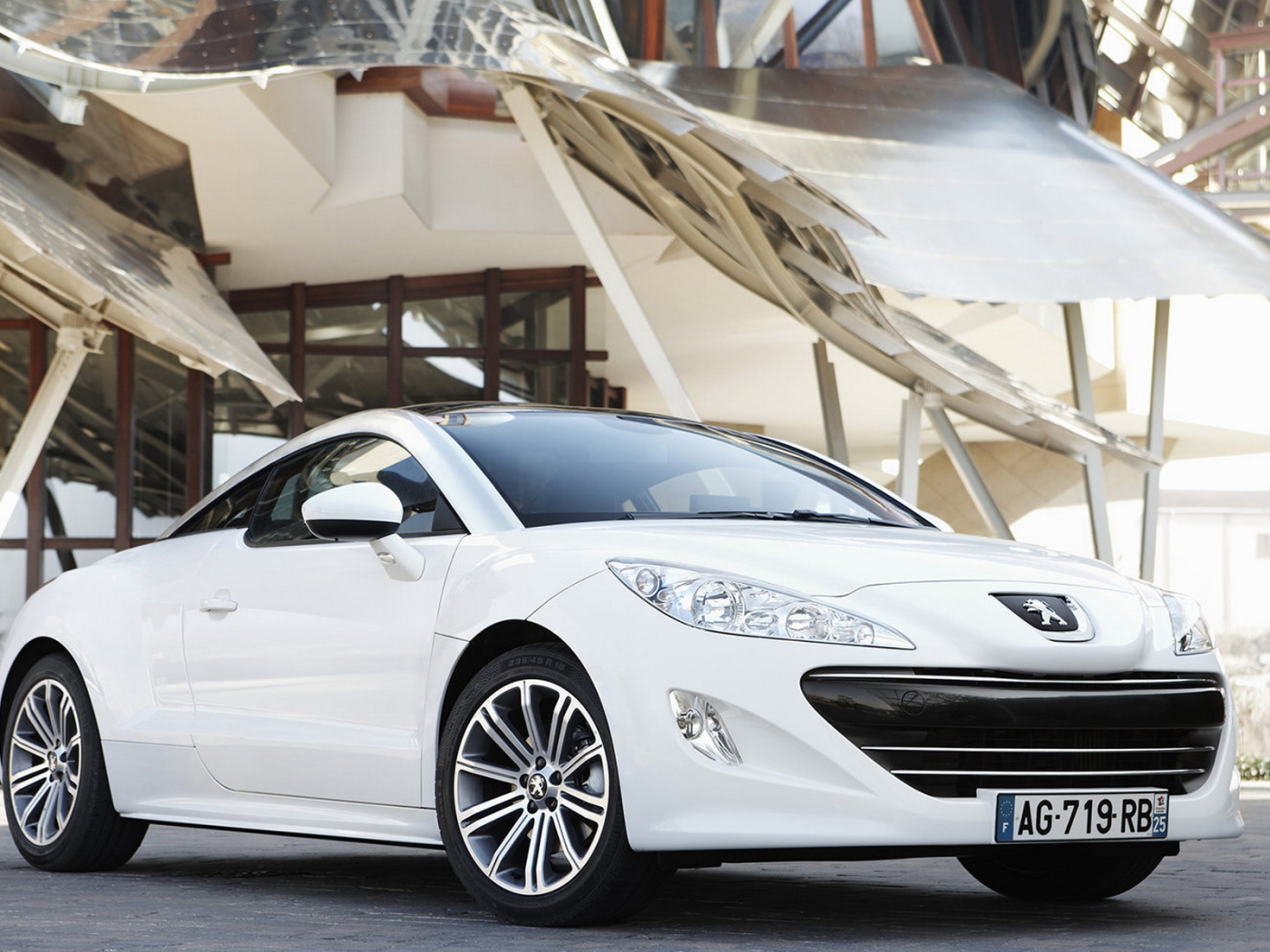 Пежо RCZ в белом цвете