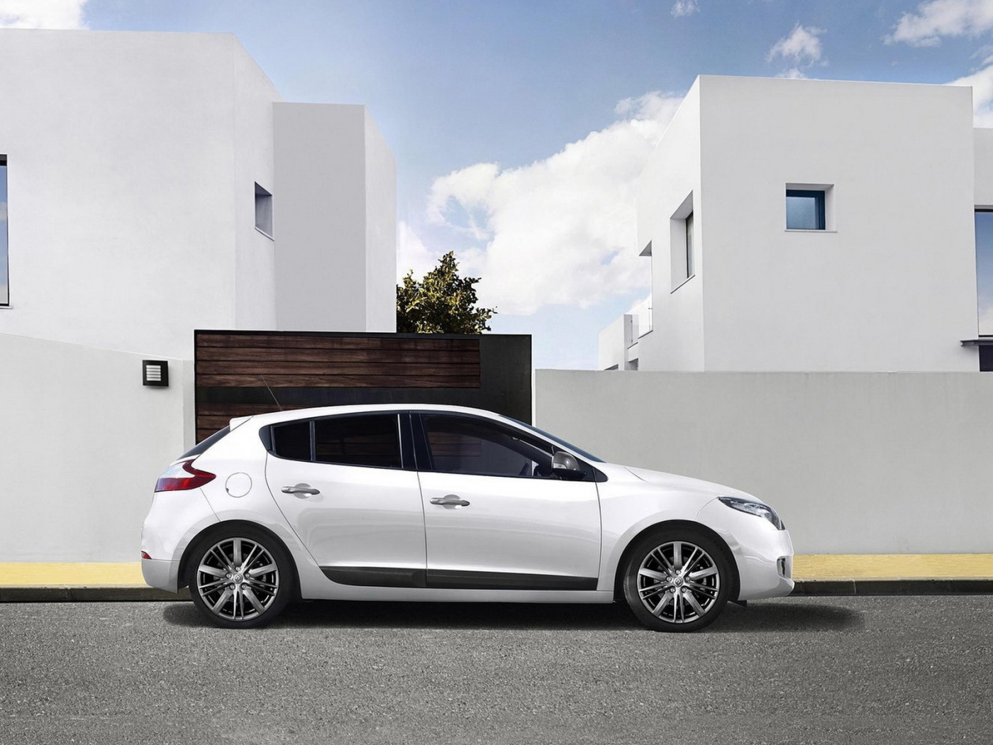 Белоснежный Рено Меган Купе